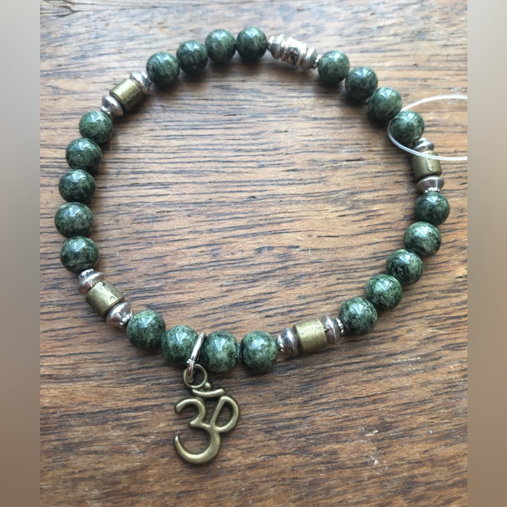 NWT stretchy bracelet